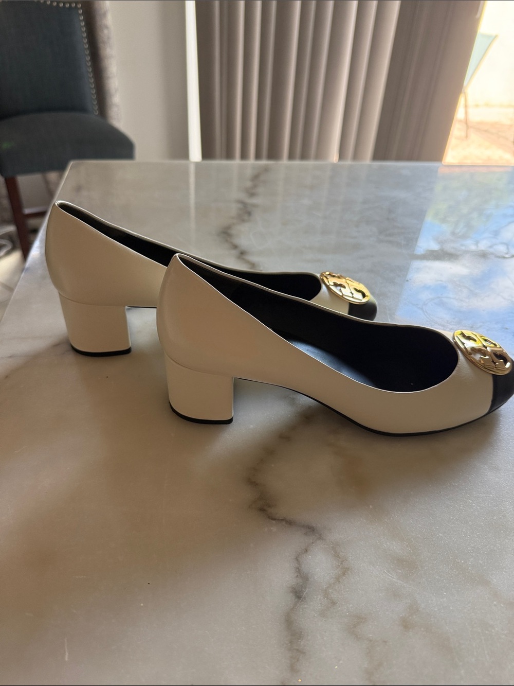 Tory Burch Chelsea White and Black Two-Tone Block Heel Pumps with Gold Logo - Picture 3 of 5